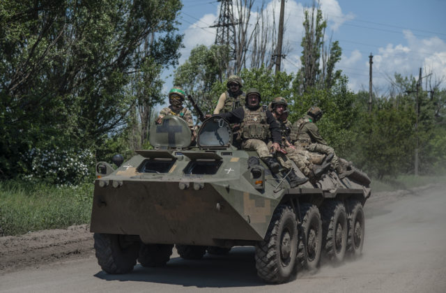 Vojna sa čoraz viac presúva na ruské územie, tvrdí Zelenského poradca Mychajlo Podoľak