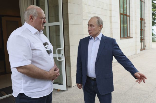 Lukašenkove tvrdenia o jadrových zbraniach sú v rozpore s výrokmi Putina