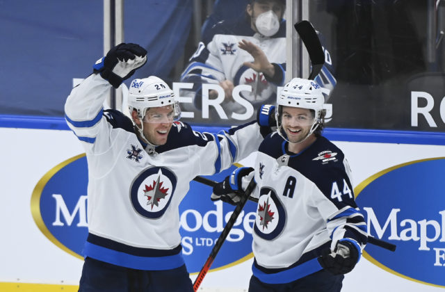 Paul Stastny vyrovnal zápis legendárneho otca Petra a gólom spečatil triumf Winnipegu (video)