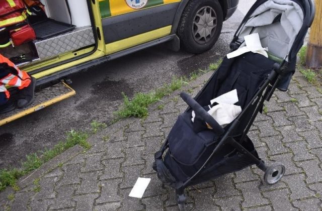 Len 19-ročný vodič zrazil na priechode ženu s kočíkom, aj s dieťaťom ju museli previezť do nemocnice
