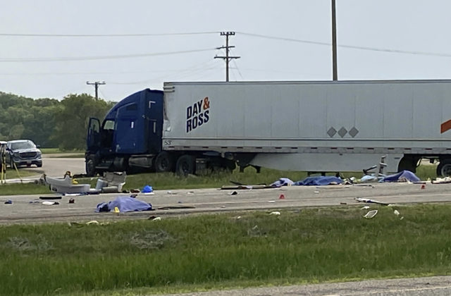 Zrážka autobusu a kamióna na diaľničnej križovatke si vyžiadala 15 mŕtvych (foto)