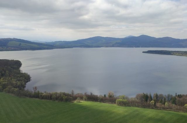 Dvaja rybári z prevráteného člnu na Liptovskej Mare sú nezvestní, jednému sa podarilo doplávať na breh