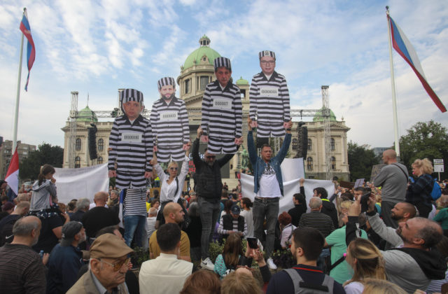 Srbi pochodovali proti Vučićovi a vyzývali na rezignáciu, prezident označil protestných lídrov za hyeny