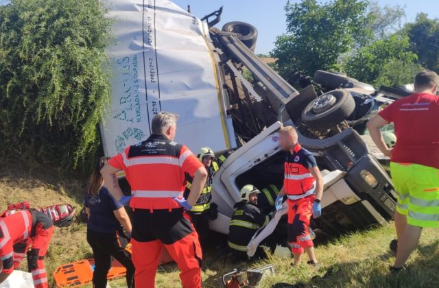 Na diaľnici D1 je obmedzená doprava, odstraňujú následky nehody kamiónov (foto)