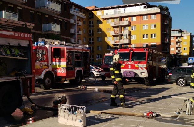 V Petržalke horí bytový dom, obyvateľov museli evakuovať (foto)