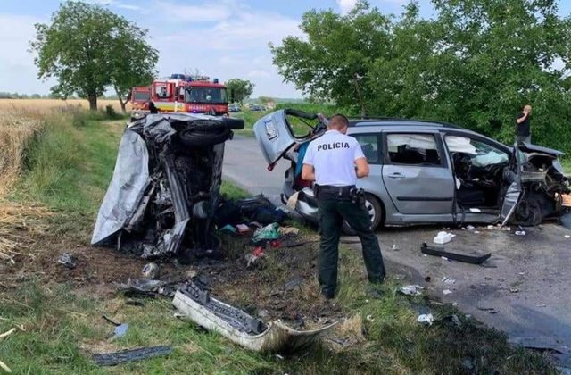 Pri čelnej zrážke dvoch áut sa jedno vznietilo, nehoda si vyžiadala aj zranených (foto)