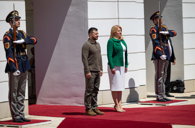 Zelenskyj je na Slovensku, ukrajinskú hlavu štátu v paláci privítala prezidentka Čaputová (foto)