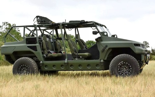Armádny Humvee dostal nástupcu. Prekvapuje odolnosťou, naftovým motorom aj obrovskou batériou