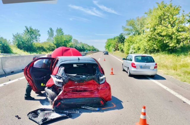 Na R1 v smere Nitra – Trnava havarovali dve autá, jedného z vodičov potom ďalšie zrazilo (foto)