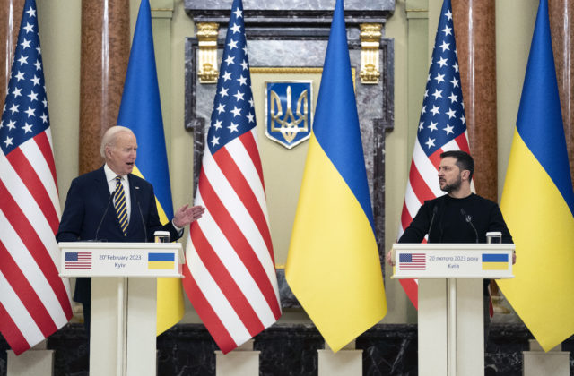 Zelenskyj v otázke členstva v NATO vyzval na jednotnú odpoveď, Biden tvrdí, že naň Ukrajina nie je pripravená