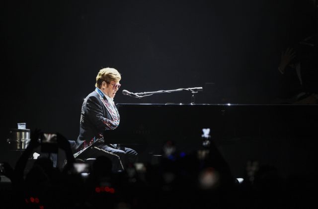 Elton John odohral posledný koncert rozlúčkového turné, fanúšikom odkázal, že ostanú v jeho hlave, srdci a duši