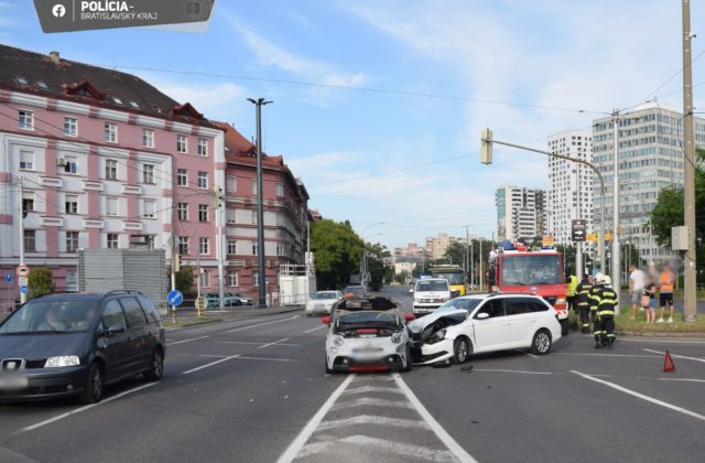 Polícia hľadá svedkov dopravnej nehody, ktorá sa stala na Trnavskom mýte v Bratislave