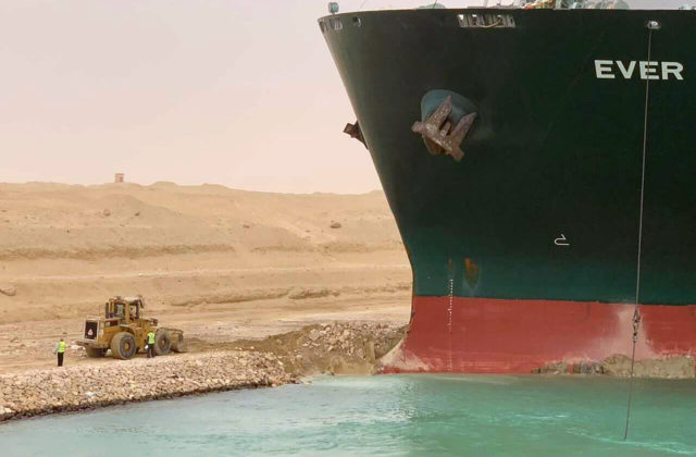 Panamská loď nakrátko zablokovala Suezský prieplav, narazila na plytčinu