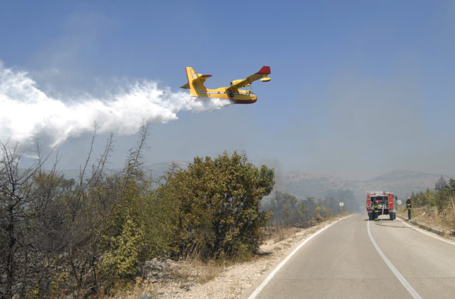 Pri chorvátskom Šibeniku vypukol veľký lesný požiar, oheň pomáhajú hasiť aj lietadlá