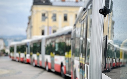 Tieto autobusy MHD budú zábudliví študenti milovať. Slovenské mesto ich nakúpilo rovno 16 kusov