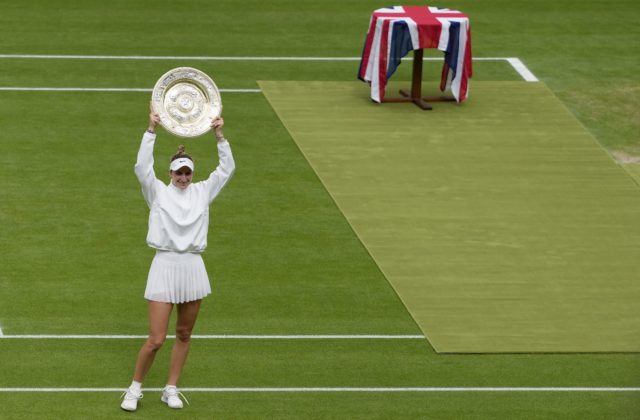 Češka Vondroušová chcela vyhrať len pár zápasov, no na Wimbledone triumfovala (video)