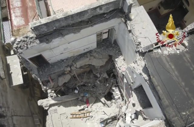 Zrútenie budovy v talianskom Torre del Greco, zachránili zatiaľ dvoch ľudí