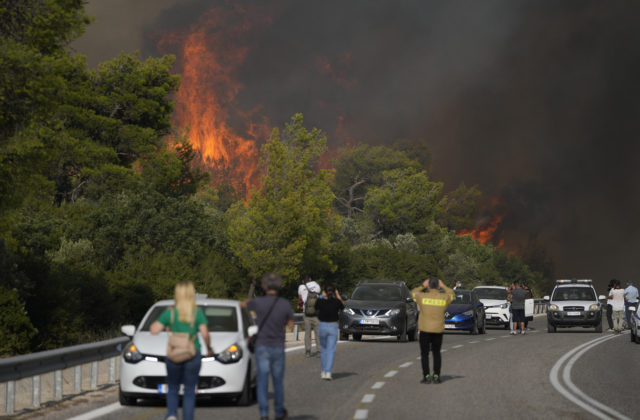 Hasiči v Grécku naďalej zápasia s lesnými požiarmi, oheň sa stále šíri severne od Atén