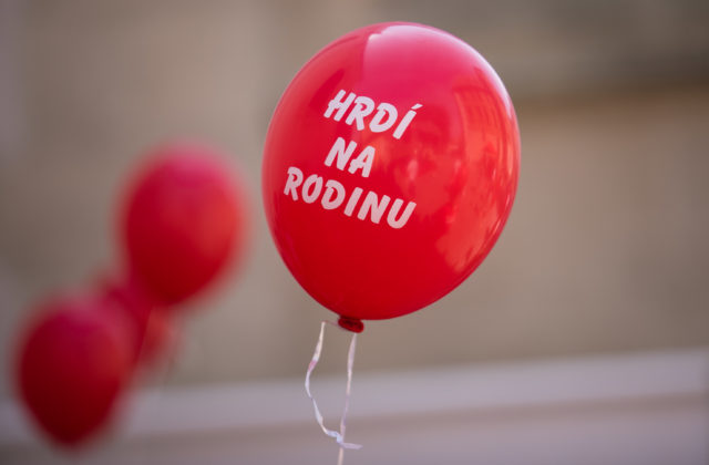 Hrdí na rodinu budú opäť pochodovať Bratislavou, chýbať nebudú červené tričká ani národné zástavy