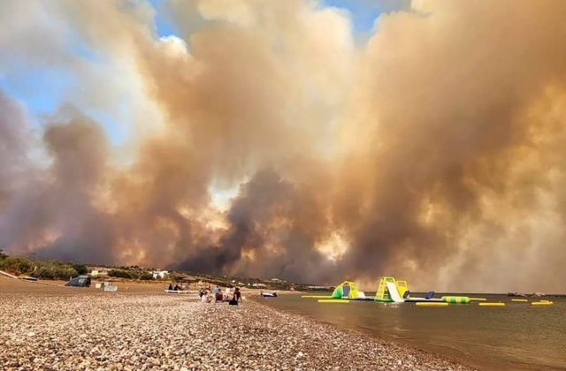 Požiar na ostrove Rodos sa vymkol kontrole, museli evakuovať klientov z troch hotelov