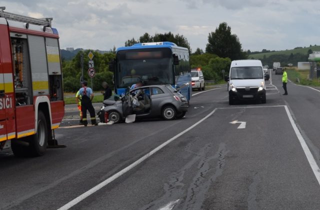 Vodička vpálila autom do autobusu, v nemocnici skončili aj jej spolujazdkyne (foto)