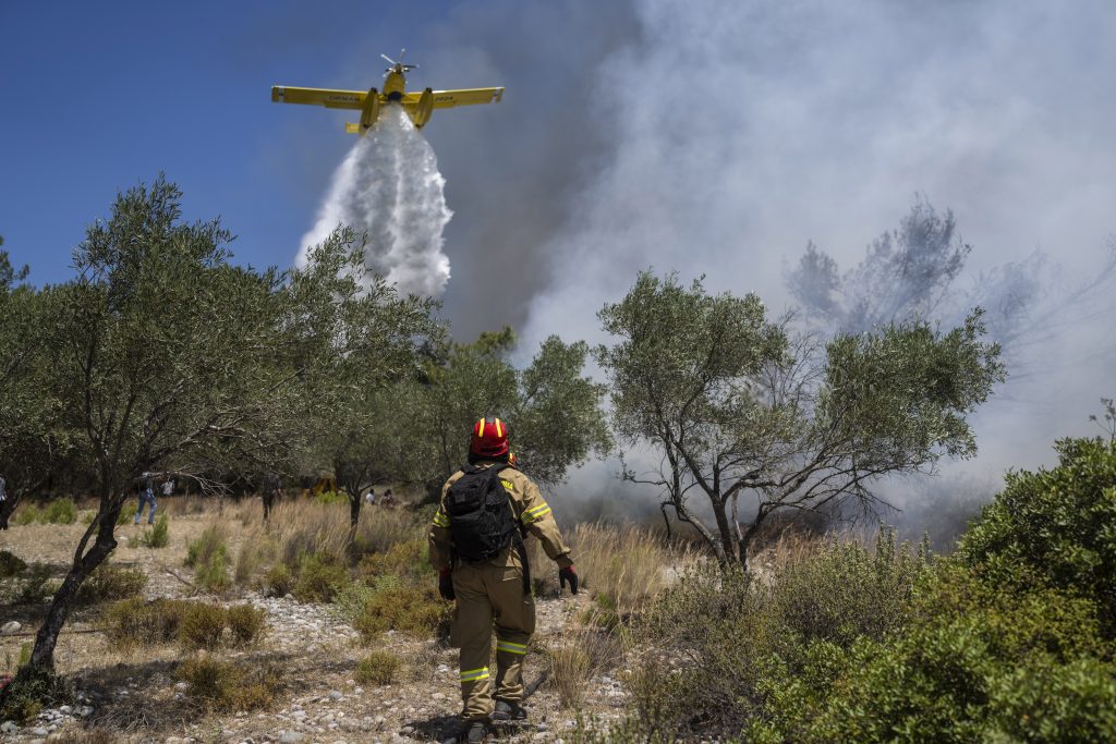 Grécko pre požiare vyhlásilo na Rodose výnimočný stav, turistov či civilistov sa však netýka