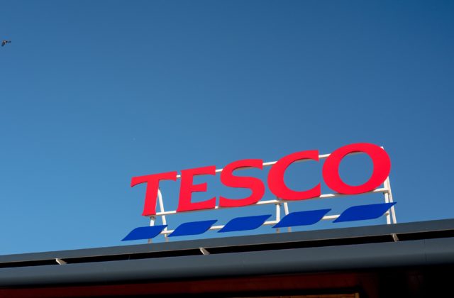 Tesco myslí na ochranu planéty, symbolicky zhasne logo hypermarketov