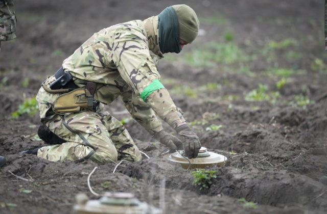 Dve až štyri míny na meter štvorcový, tak sa Rusom darí spomaľovať ukrajinskú protiofenzívu