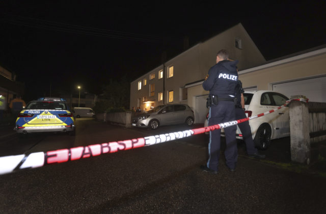 Streľba v obci neďaleko Augsburgu si vyžiadala životy troch ľudí, ďalší dvaja sú hospitalizovaní (foto)