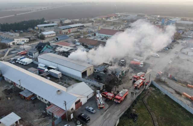 Hasičov potrápil nočný požiar na družstve v Senci, oheň zasiahol aj priľahlé budovy (foto)