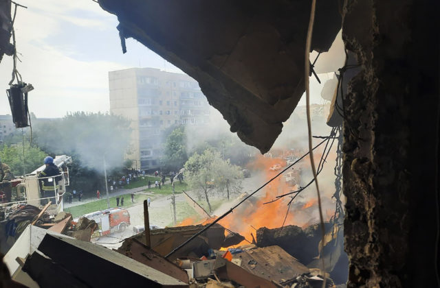 Ruský kamikadze dron zasiahol študentskú ubytovňu v Charkove (video+foto)