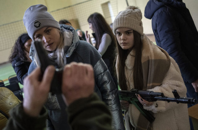 Rusi vyzbrojujú civilistov na boj proti dronom, obávajú sa „hrozby“ zo strany Ukrajiny