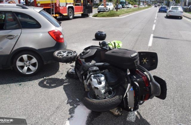 Vodička nedala prednosť motocyklistovi, skončil v nemocnici (foto)