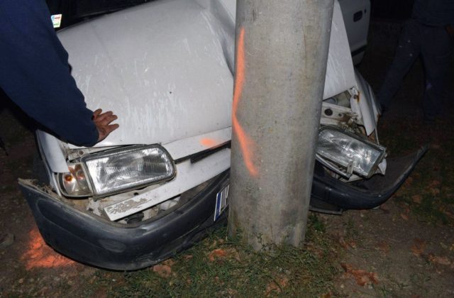 Mladík na Octavii vrazil do stĺpa, zrážku prežil iba jeho spolujazdec