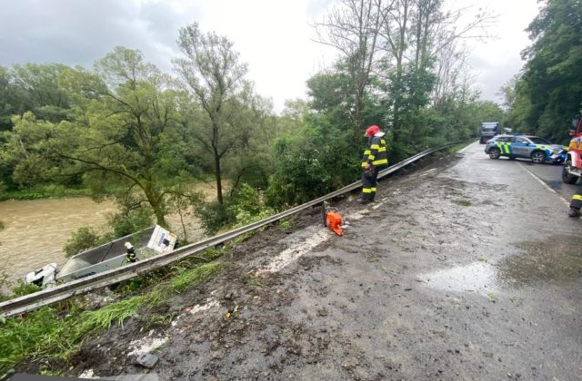 Kamión havaroval a zišiel do rieky Orava, cesta bude dočasne uzatvorená (foto)