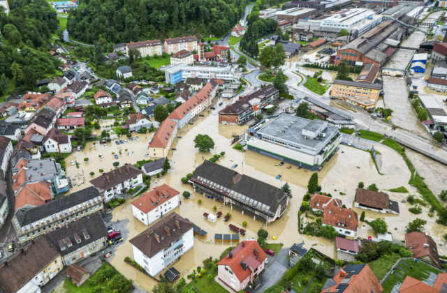 Slovensko pošle pomoc Slovinsku, štyri ťažké pásové rýpadlá budú odstraňovať následky škôd po povodniach (video+foto)