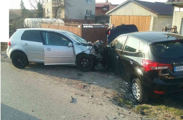 V obci Veľké Zálužie došlo k zrážke dvoch áut, traja ľudia sa zranili (foto)