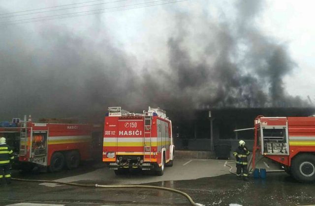 Vo Vranove nad Topľou vypukol požiar v areáli píly, desiatkam hasičov komplikuje prácu hustý dym (foto)