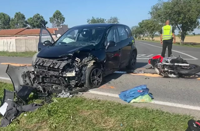 Trnavskí policajti hlásia už tretiu dopravnú nehodu, vodička nedala prednosť a motorkára pripravila o život (video)