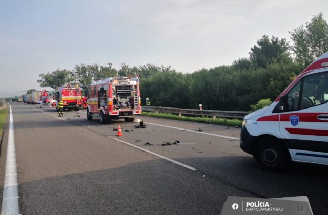 Diaľnicu D2 v smere do Českej republiky museli pre nehodu uzavrieť, hlásia jednu obeť (foto)