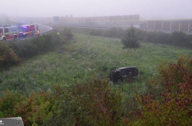 Na diaľnici D3 skončilo auto mimo cesty a prevrátené na boku, o život prišiel mladý muž (foto)