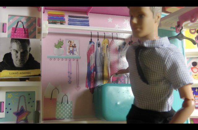 Podľahli Lukáš Adamec a Lolokar Barbie trendu? Ikonická bábika si strihla hlavnú postavu v ich videoklipe