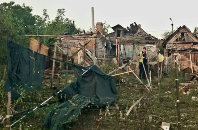 Raketový útok na Kryvyj Rih poškodil 20 domov a hlásia aj zranenia (foto)