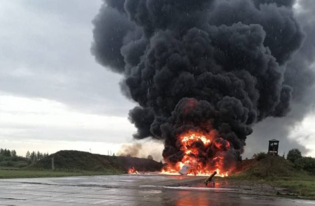 Útok na leteckú základňu pri Petrohrade, ktorý zničil bombardér Tu-22M3, pravdepodobne neprišiel spoza hraníc Ruska (video)