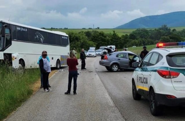 Pri Raslaviciach sa zrazilo auto s autobusom, ďalším účastníkom nehody bola aj dodávka