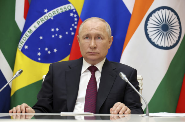 Putin na samite BRICS ostro kritizoval Západ za „nelegitímne sankcie“ a pohrozil ukrajinskému exportu obilia