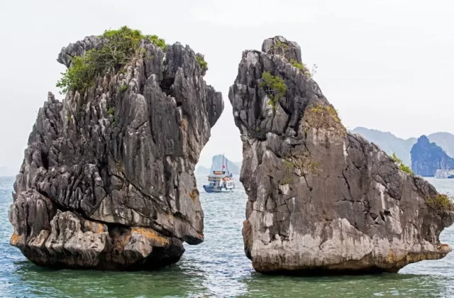 Ikonickým „bozkávajúcim sa skalám“ v zálive Hạ Long hrozí kolaps, príčinou je aj nelegálny rybolov