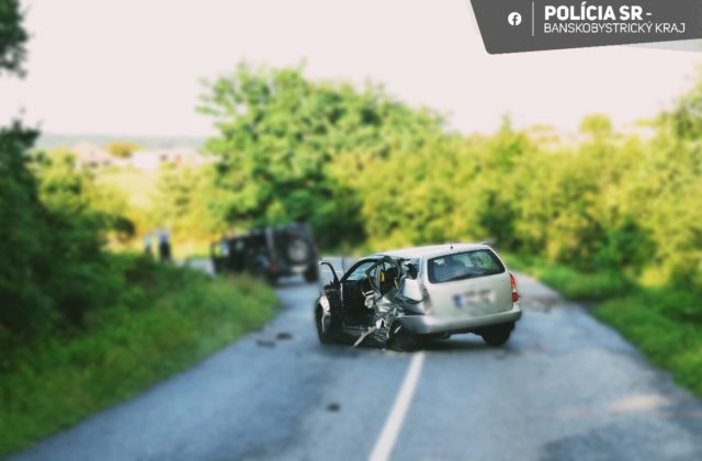 Mladý spolujazdec podľahol zraneniam po vážnej dopravnej nehode pri Lučenci (foto)