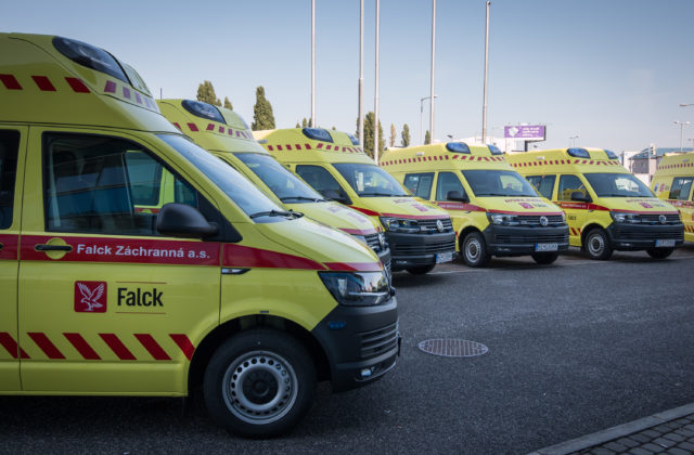 Pacient počas prevozu z psychiatrickej kliniky ukradol sanitku, správal sa agresívne a ohrozoval zdravotníčku (foto)