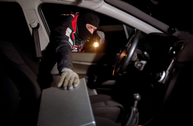 Ukradnutá navigácia, batožina či hliníkové disky. Ako ochrániť vozidlo pred zlodejmi?